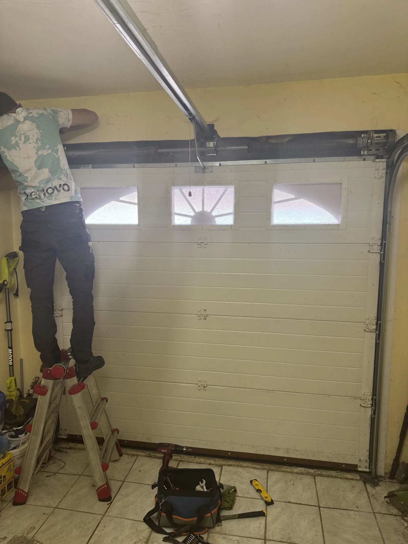 Technicien Réparation Porte Garage en intervention sur une porte de garage